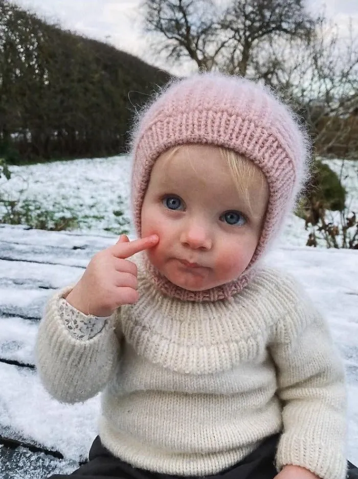 November Balaclava Mini til børn og baby af PetiteKnit, strikkeopskrift